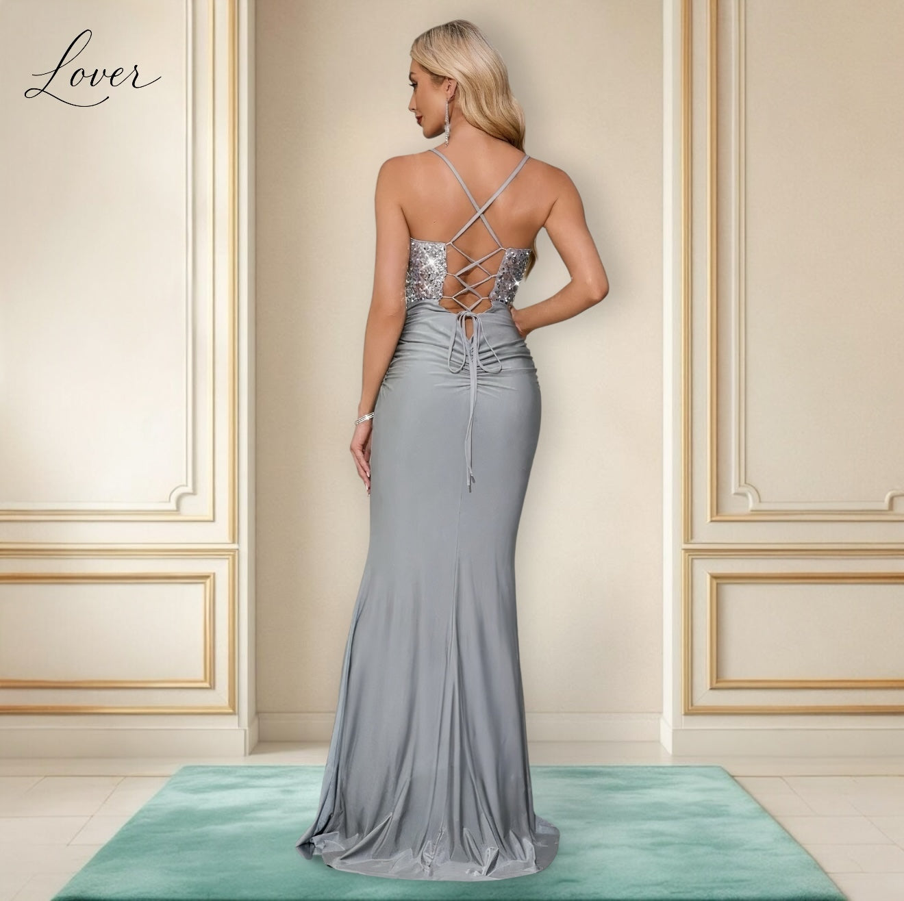 Vestido plateado con lentejuelas en top