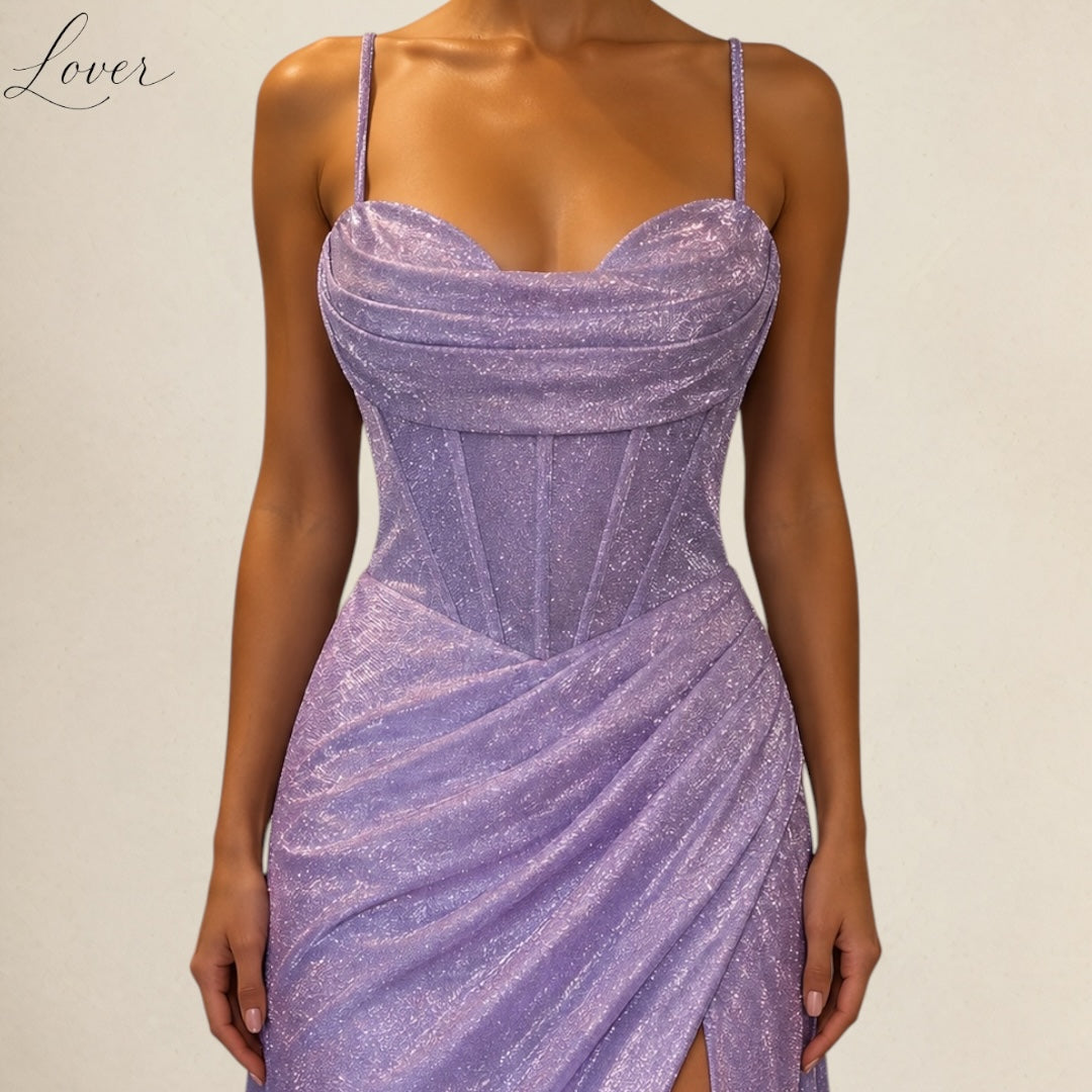 Vestido lila al cuerpo con brillos