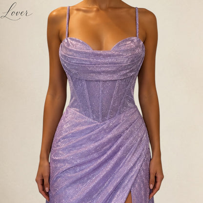 Vestido lila al cuerpo con brillos