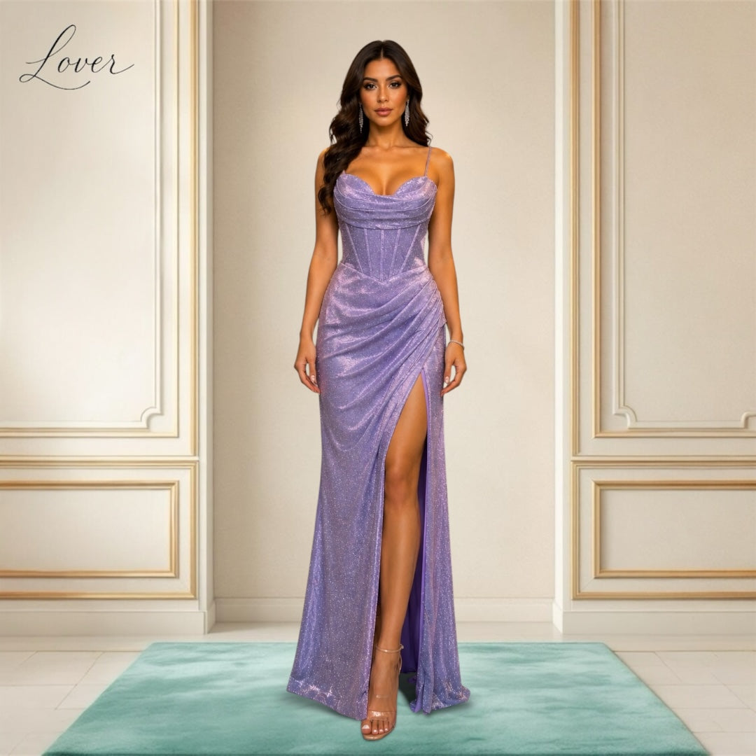 Vestido lila al cuerpo con brillos