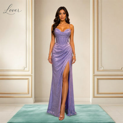 Vestido lila al cuerpo con brillos