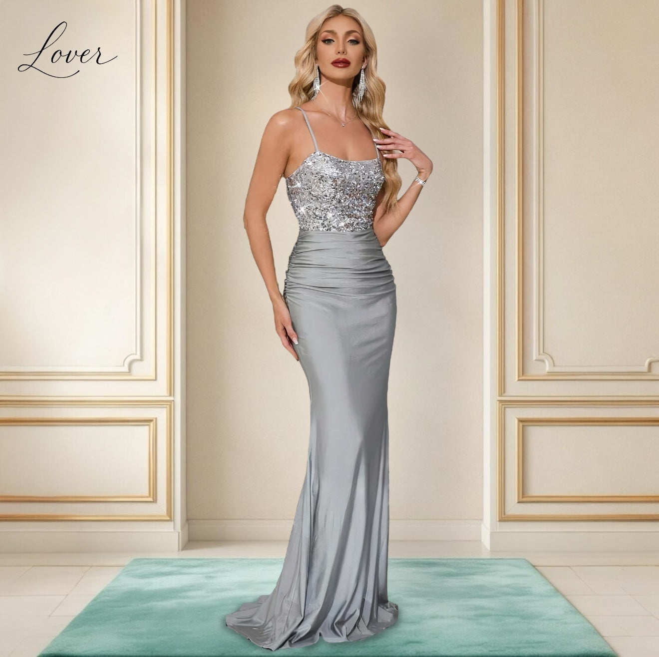 Vestido plateado con lentejuelas en top