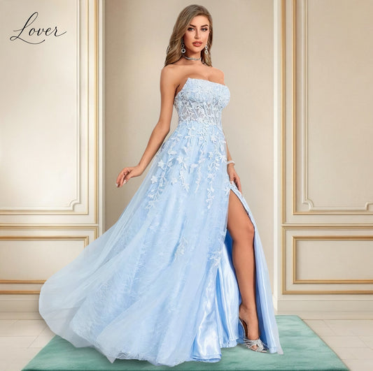 Vestido celeste strapless con detalles de flores