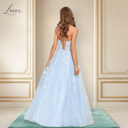 Vestido celeste strapless con detalles de flores