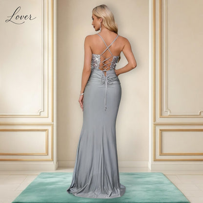 Vestido plateado con lentejuelas en top