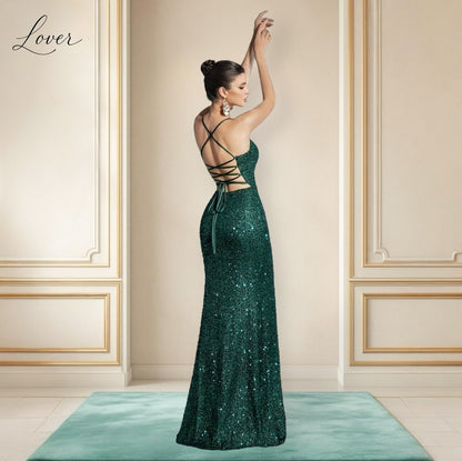 vestido verde esmeralda de lentejuelas con abertura en pierna