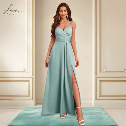 Vestido celeste con abertura en pierna