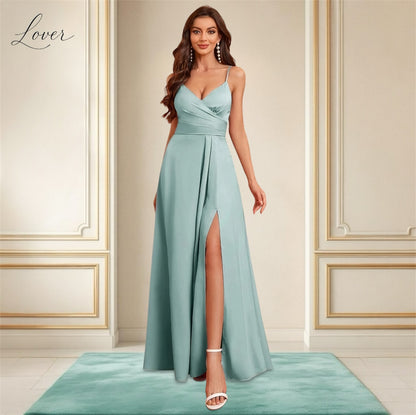 Vestido celeste con abertura en pierna