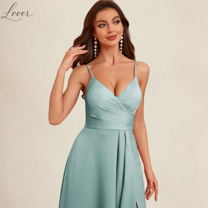 Vestido celeste con abertura en pierna