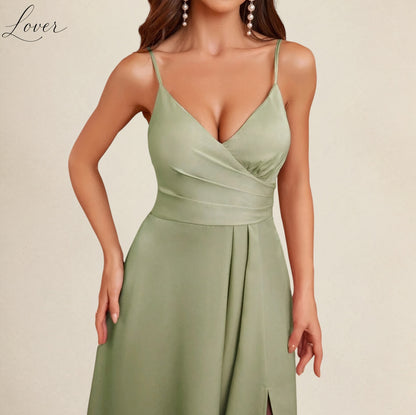 Vestido verde oliva con abertura en pierna