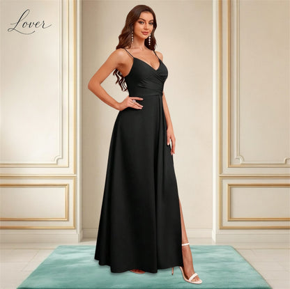 Vestido negro de satin con abertura en la pierna