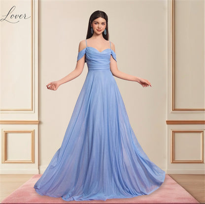 Vestido celeste de escote bardot con tirantes