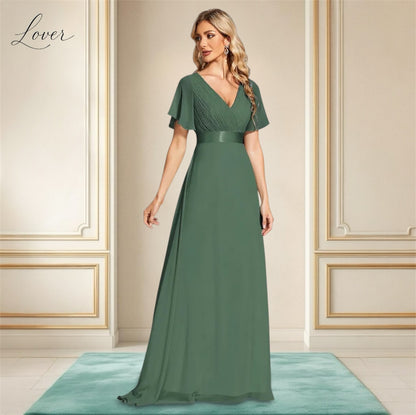 Vestido verde eucalipto con escote en V y mangas