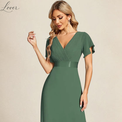 Vestido verde eucalipto con escote en V y mangas