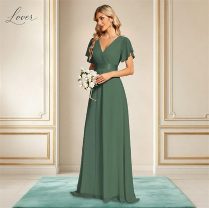 Vestido verde eucalipto con escote en V y mangas