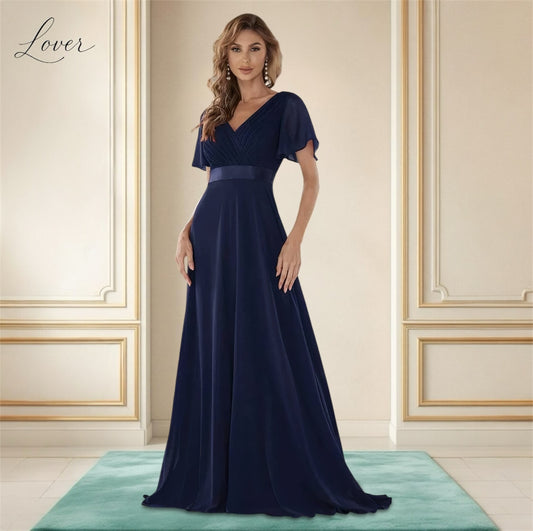 Vestido azul con escote en V y mangas