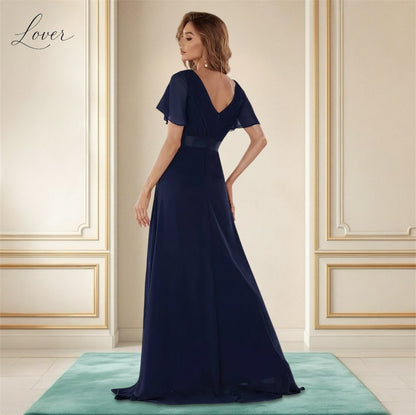 Vestido azul con escote en V y mangas