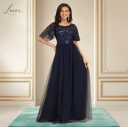 Vestido azul con lentejuelas y mangas de tul