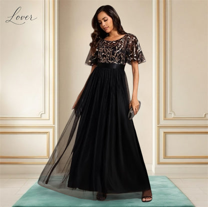 Vestido negro con detalles en dorado
