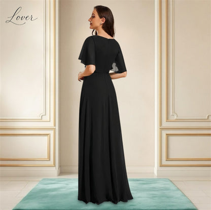 Vestido negro con detalles de flores