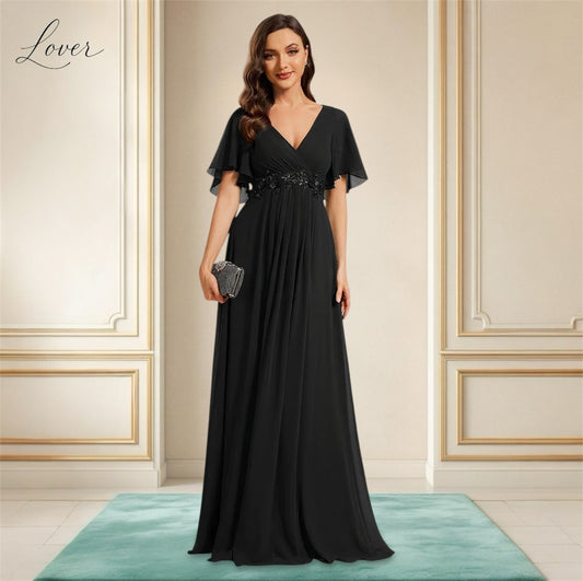 Vestido negro con detalles de flores