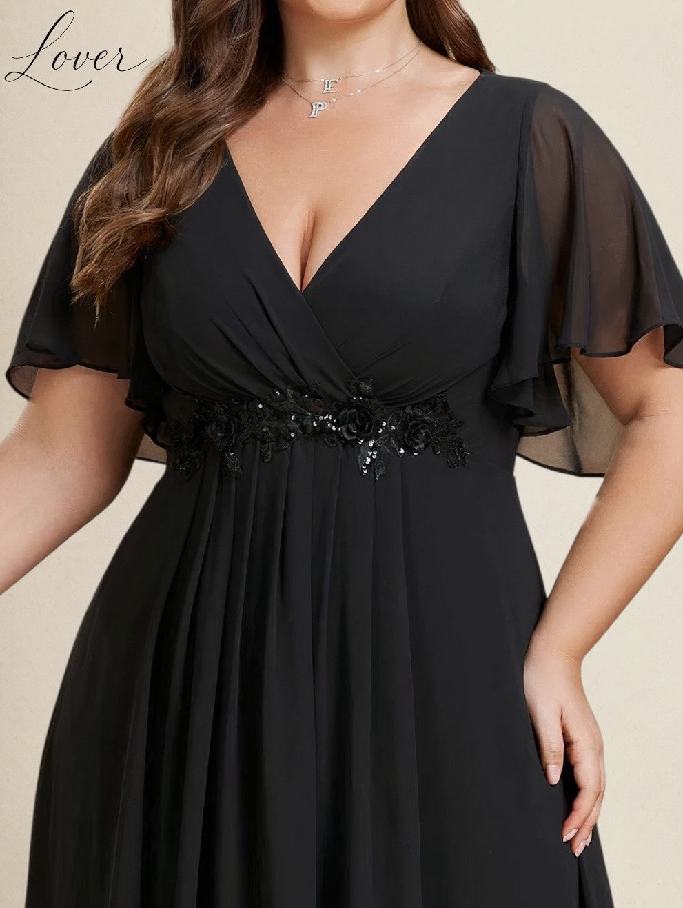 Vestido negro con detalles de flores