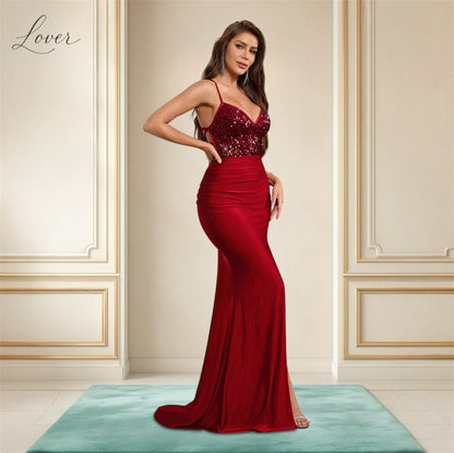 Vestido rojo con lentejuelas en top