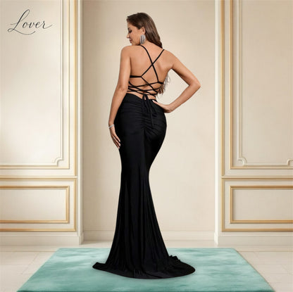 Vestido negro con lentejuelas en top