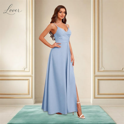 Vestido celeste con abertura en pierna