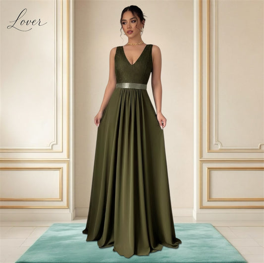 Vestido verde musgo de encaje en top