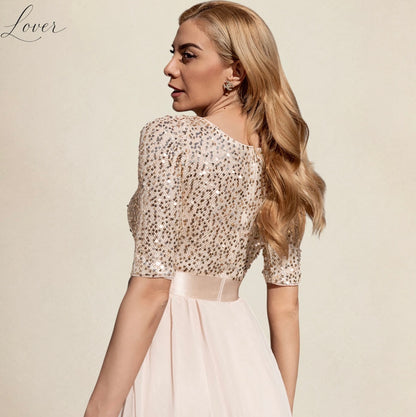 Vestido dorado con lentejuelas en top